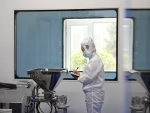 不負(fù)秋日好時(shí)光 ，亞歐廠里生產(chǎn)忙， 機(jī)器轟鳴干勁足，熱火朝天普新章！